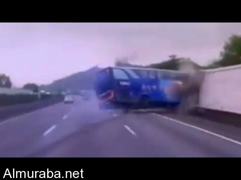 “فيديو” شاهد سائق باص يفقد السيطرة ويصطدم بجدار بعد تجاوزه بتهور