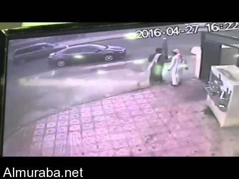 "فيديو" شاهد لحظات شاب يسرق سيارة في وضع التشغيل بالمدينة المنورة 6