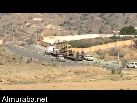 “فيديو” شاهد شاحنة تحمل معدات ثقيلة كادت أن تتسبب بكارثة بسبب خلل في “الفرامل”