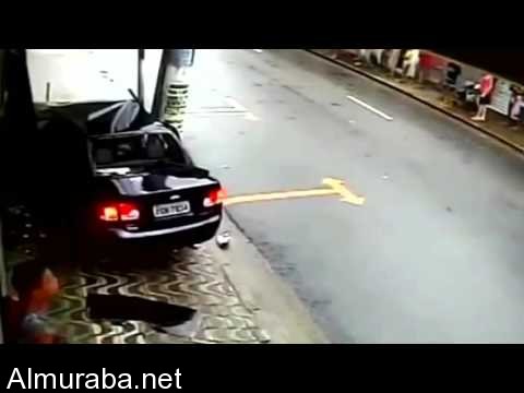 “فيديو” شاهد رجل ينجو من الدهس بأعجوبة بعد أن فقد سائق التحكم بمركبته