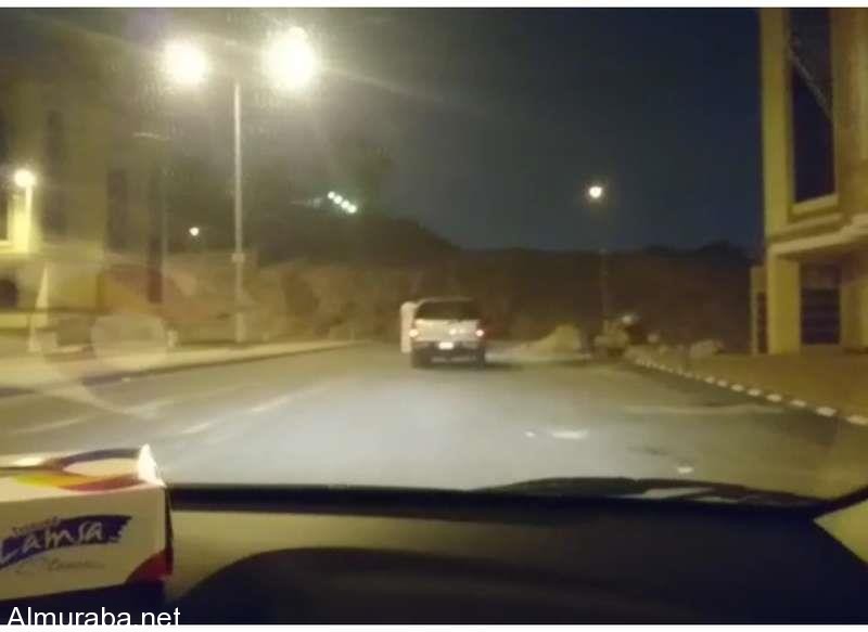 “بالفيديو” شاب متهور يقود سيارته مترجلاً من مقعد القيادة ومرور مكة يطيح به