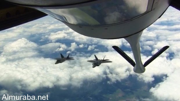 "فيديو" شاهد كيف تتزود المقاتلات الأمريكية بالوقود وهي تحلق في الهواء 2