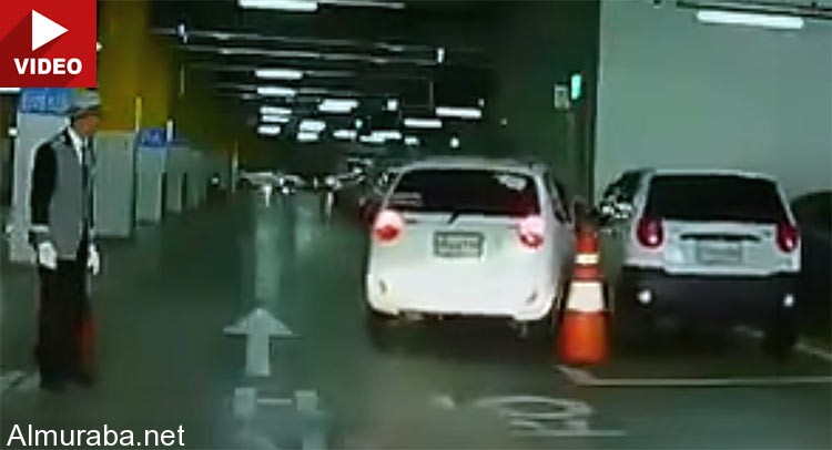 “فيديو” شاهد فتاة كورية حاولت دخول مواقف السيارات فحطمت السيارات المتوقفة