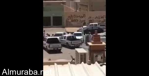 “فيديو” هوشة طلاب وصدم بالسيارات أمام بوابة المدرسة