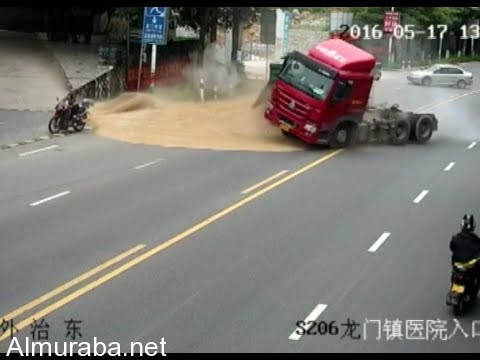 “فيديو” شاهد نجاة شخص بأعجوبة بعد انقلاب شاحنة بالقرب منه