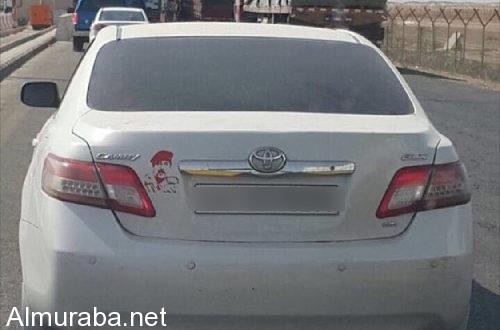 “صورة” القبض على سعودي في الكويت ألصق صورة صدام حسين على سيارته