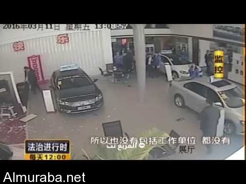 “بالفيديو” عميل صيني غاضب يحطم وكالة سيارات قدمت له خدمات سيئة