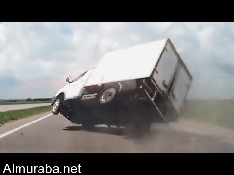 “فيديو” شاهد تجاوز خاطئ لسيارة يتسبب بانقلاب شاحنة على طريق سريع