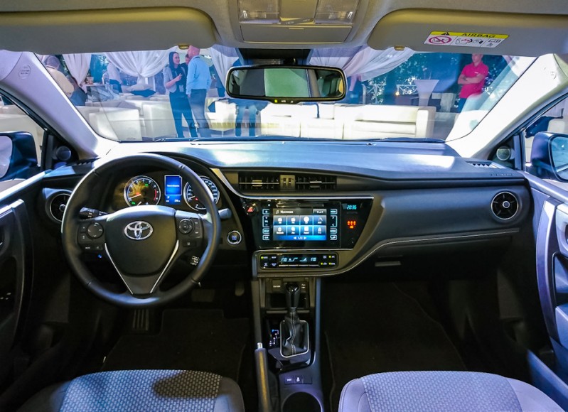 2016-Toyota-Corolla-facelift-dashboard-Live-Images