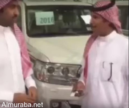 "فيديو" شاهد شاعر شعبي يتلقى سيارتي لاندكروزر بمناسبة شفائه 7