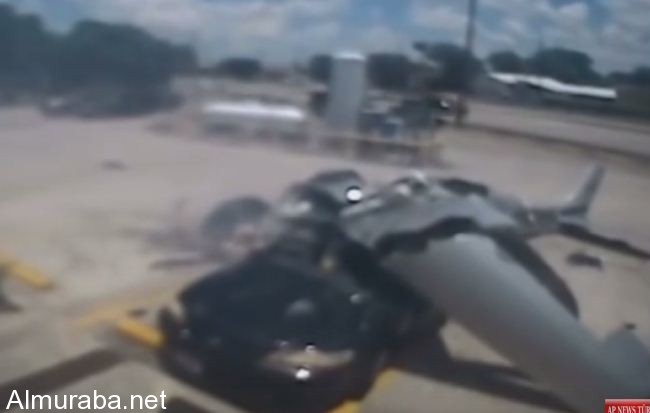 “فيديو” شاهد لحظة سقوط طائرة على سيارة ومصرع ركابها في تكساس