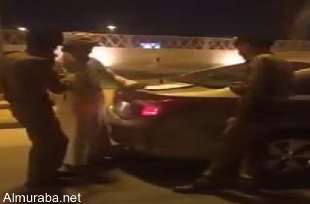 “فيديو” شاهد مداهمة شارع تفحيط شمال الرياض وإيقاف المخالفين بإشهار السلاح
