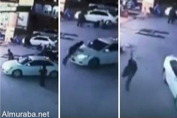 “فيديو” شاهد لص يسرق سيارة أمام صاحبها الواقف بجانبها والأخير يقفز عليها لإيقافه