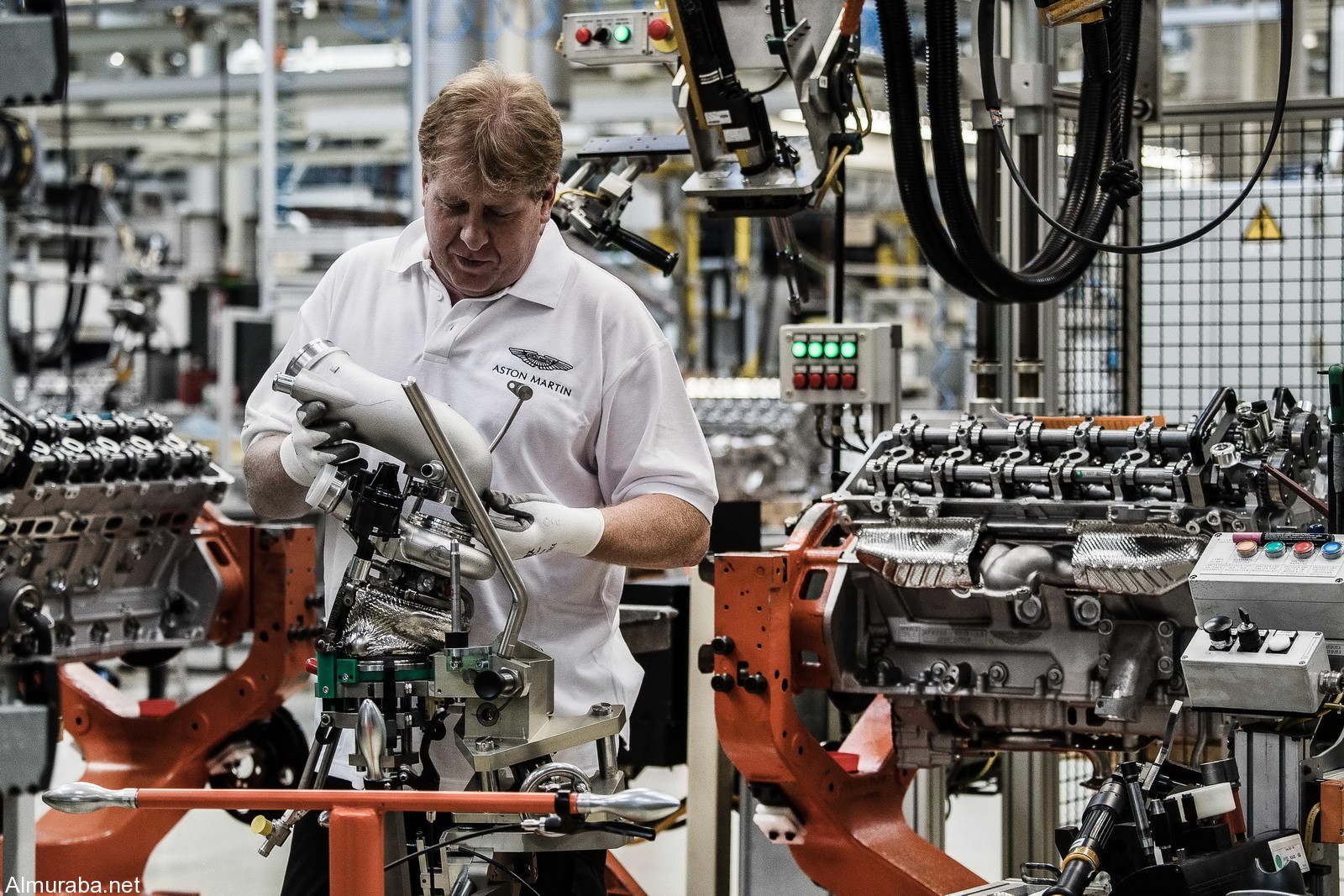 مصنع أستون مارتن للمحركات يأخذ ثماني ساعات لصنع محرك V12 واحد Aston Martin 1
