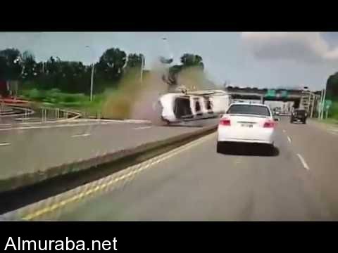 “فيديو” شاهد انقلاب مروع لسيارة على طريق سريع