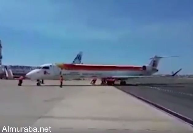 “فيديو” شاهد 11 عاملًا بمطار روما يدفعون طائرة تزن 36 طنًا بأيديهم