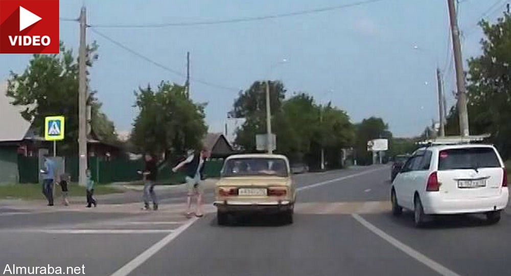 “فيديو” شاهد لحظات مقتل شخص من قبل عصابة روسيا حاول قطع الشارع امام سيارتهم
