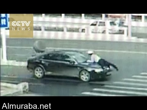 “فيديو” شاهد شرطي يقفز فوق سيارة لأيقاف سائقها في الصين