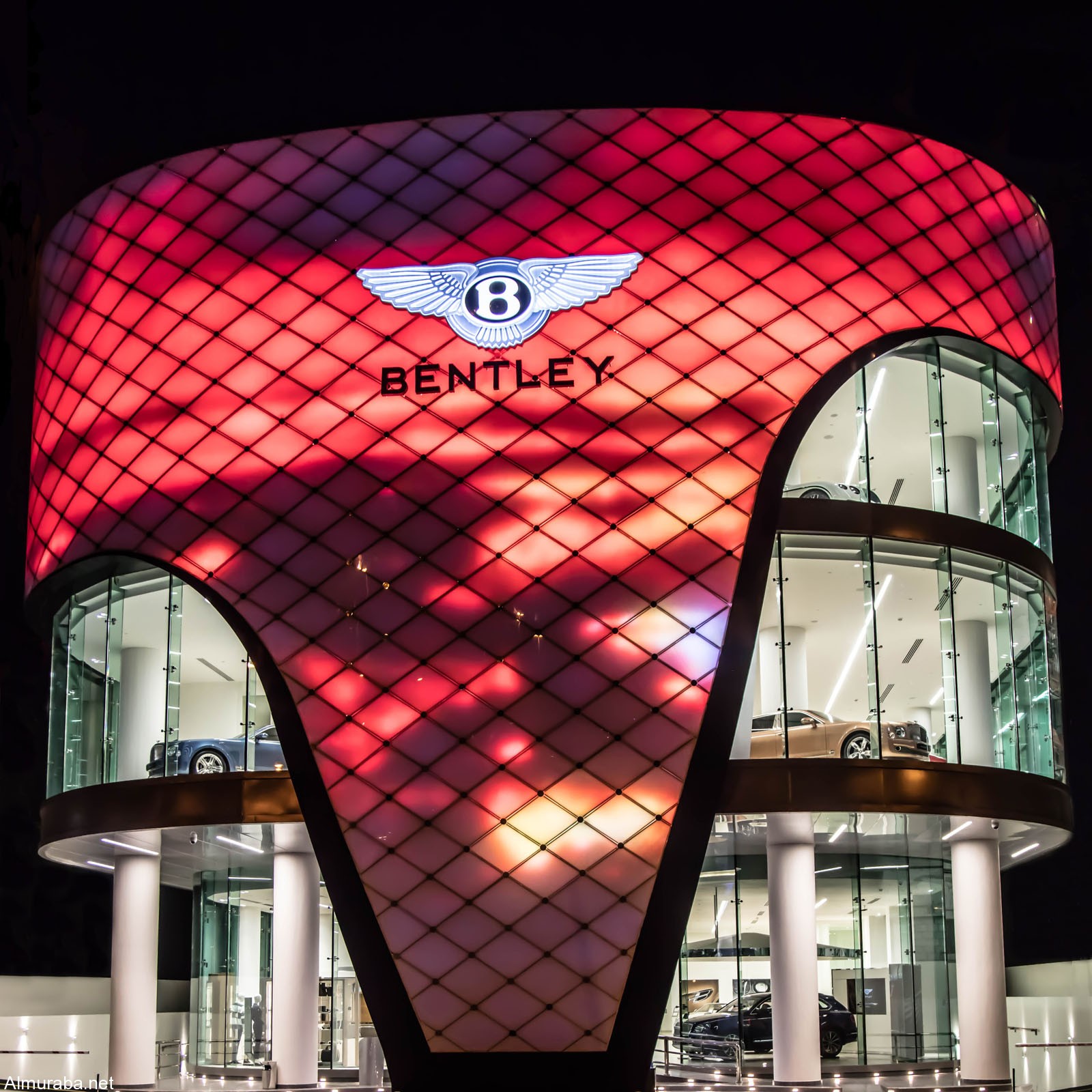 "بالصور" شاهد دبي تشهد افتتاح أكبر صالة عرض لبنتلي في العالم Bentley 1