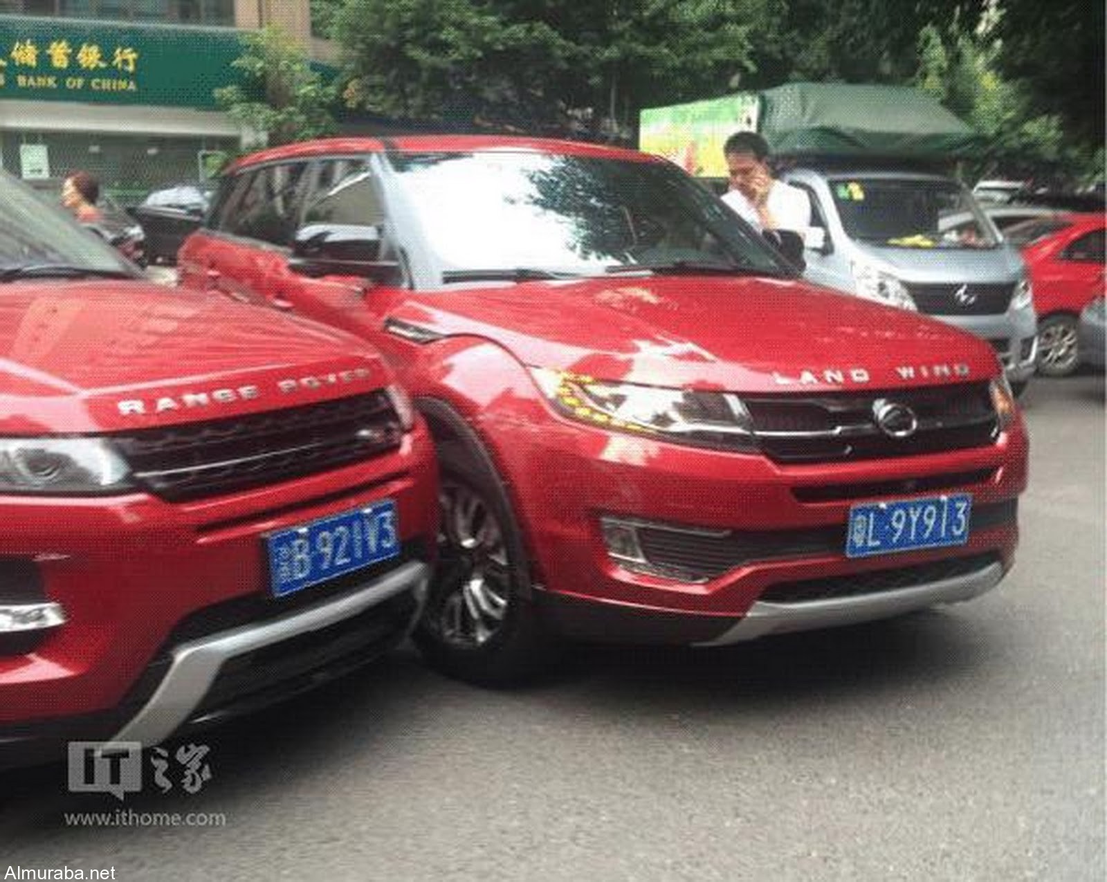 شاهد سيارة لاندويند X7 الصينية المقلدة ترتطم برينج روفر إيفوك بنفس اللون!
