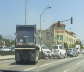 “فيديو“ شاهد هارب بشاحنة يحطم السيارات في أحد شوارع أمريكا