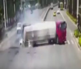 ”فيديو” شاهد سائق شاحنة يسحق سيارة بمفترق طرق بالصين