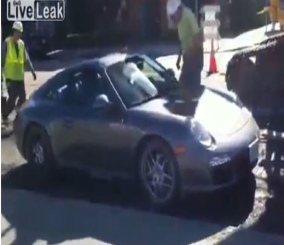 “فيديو“ شاهد سيارة بورش تغرس في الاسمنت الرطب في إحدى شوارع سان فرانسيسكو