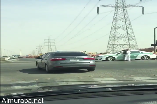 “فيديو” شاهد سائق يقطع الإشارة أمام دورية أمنية لعدم وجود ساهر بالرياض