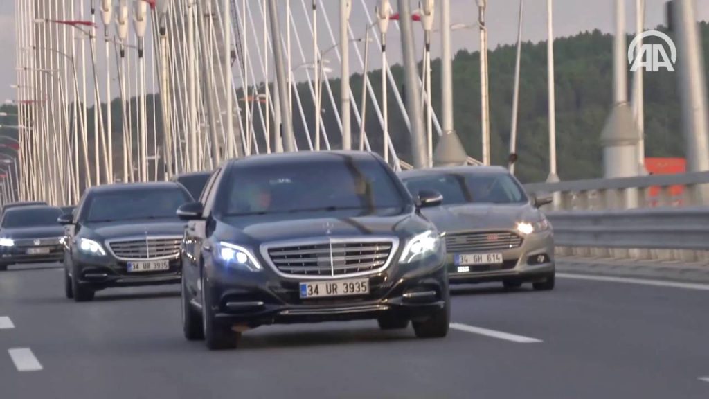 “فيديو” أردوغان يقود سيارته برفقة زوجته على جسر السلطان سليم الجديد بإسطنبول