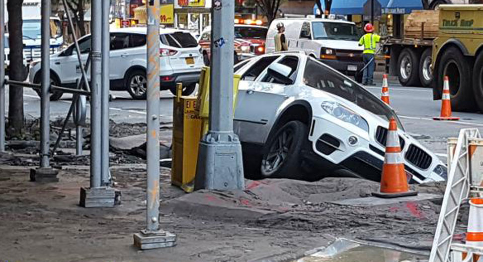 شاهد حفرة أرضية تبتلع “بي إم دبليو” X5 في نيويورك BMW