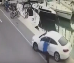 “فيديو“ شاهد صياد ينسى السيارة على وضع الرجوع للخلف فتسقط في الماء