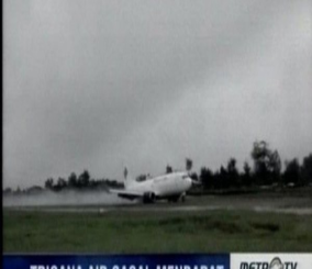 “فيديو” شاهد لحظة انزلاق بوينغ أثناء هبوطها في إندونيسيا