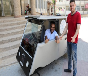 “بالفيديو” شاهد فلسطينيان يبتكران سيارة شمسية لكسر الحصار الإسرائيلي