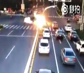 “بالفيديو” شاهد لحظة انفجار سيارة مسرعة على مفترق طرق