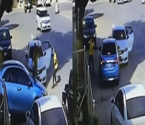 ”فيديو” شاهد محاولة فاشلة لسرقة قائد سيارة يحمل معه  80 ألف ريال بالرياض
