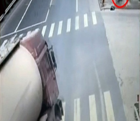 “فيديو” شاهد كيف نجا رجلا صينيا من الدهس تحت إطارات حافلة بنصف متر