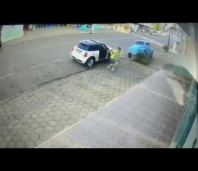 “فيديو“ شاهد لحظة نجاة شاب من حادث دهس تحت عجلات فولكس واجن
