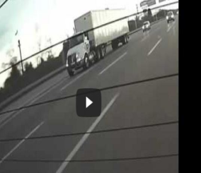 ”فيديو” شاهد حادث اصطدام لأكثر من 10 سيارات على طريق سريع