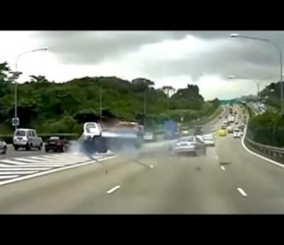 ”فيديو” شاهد حادث مروع بسبب السرعه الزائدة في إحدى شوارع سنغافورة 1