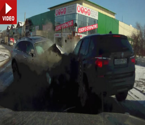”فيديو” شاهد لحظة تصادم رهيب بين إنفينيتي FX و بي إم دبليو BMW X3 1