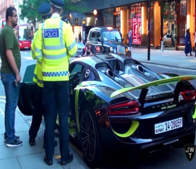 ”فيديو” شاهد شرطة لندن تخالف سيارة بورش 918 سبايدر كويتية 5