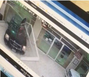 “فيديو” شاهد لحظة اقتحام سيارة سوبربان لوكالة تويوتا في طريف!