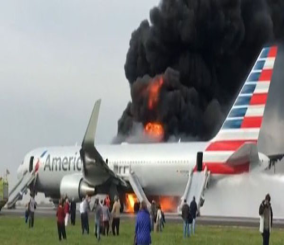 “فيديو” شاهد اندلاع حريق بطائرة أمريكية في مطار شيكاغو