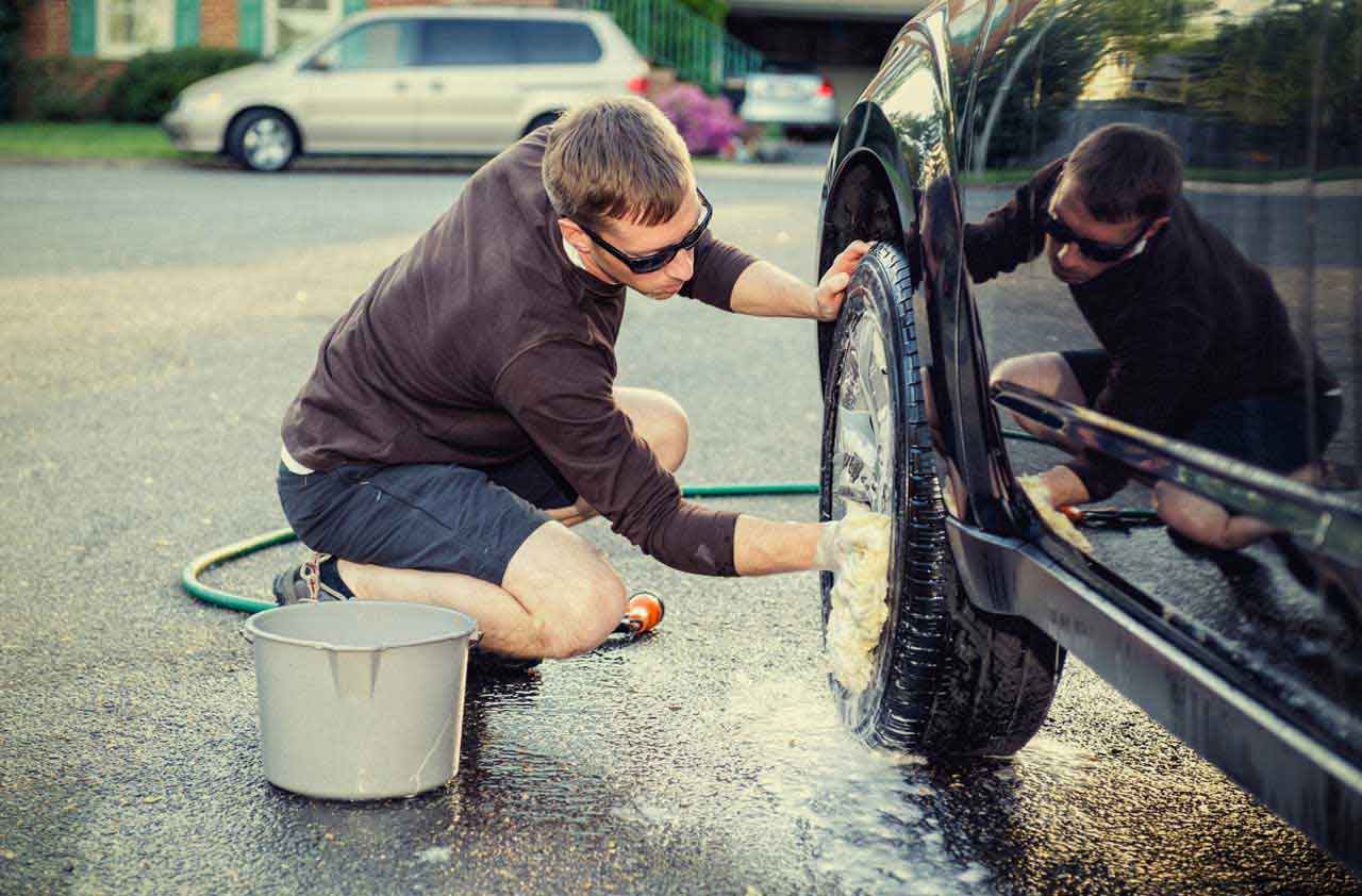 Мытье машины во дворе. Мойка машины. Моет машину. Мойка машины во дворе. Человек моющий автомобиль.