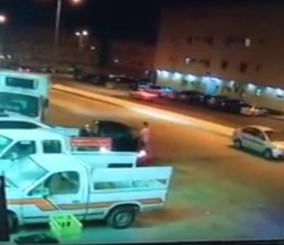 “فيديو“ شاهد لص يسرق سيارة مواطن أثناء نزوله لمتجر بالرياض