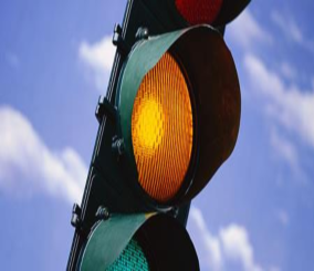 “المرور” ينفي ما تم تداوله من إقرار مخالفة على تجاوز الإشارة المرورية الصفراء
