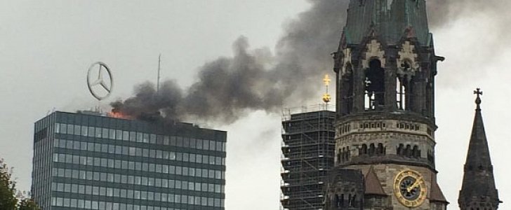 اندلاع حريق قرب شعار “مرسيدس بنز” الأيقوني في برلين Mercedes-Benz