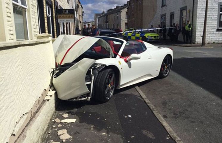 “بالصور” تحطم فيراري 458 سبايدر مؤجرة لمتزوجين حديثا عقب الزفاف مباشرة Ferrari Spider