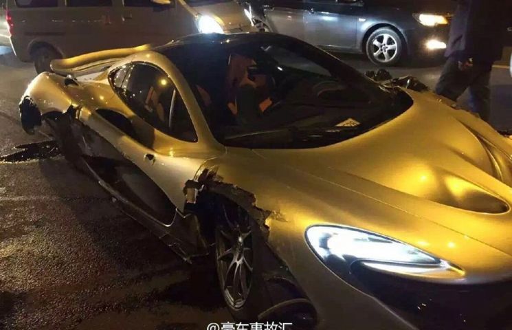 “بالصور” تهشم “مكلارين” P1 رمادية في حادثة بالصين McLaren