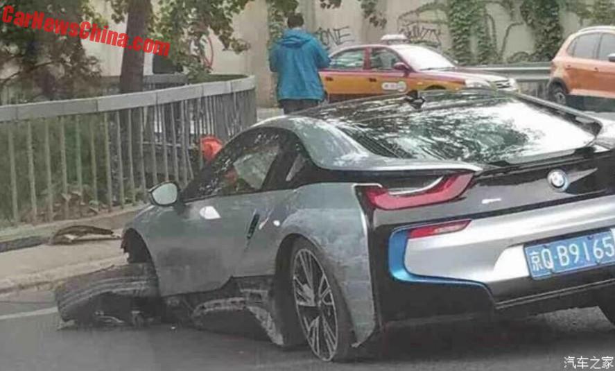 “بي إم دبليو” i8 تتحطم في حادث بالصين BMW i8